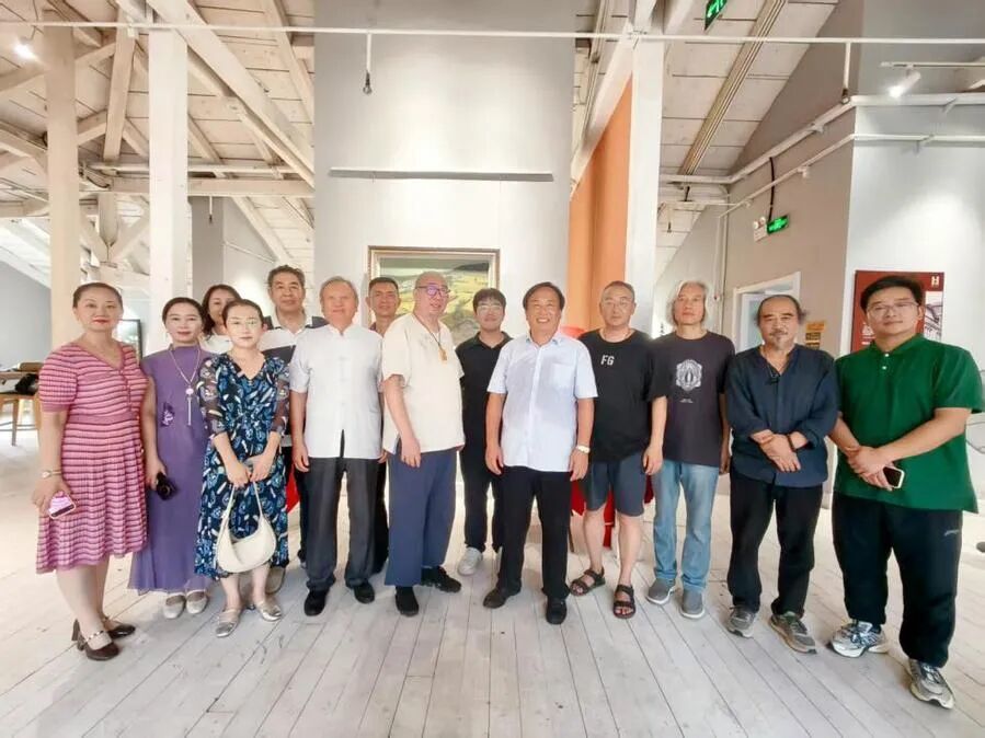 开幕式嘉宾及作者合影