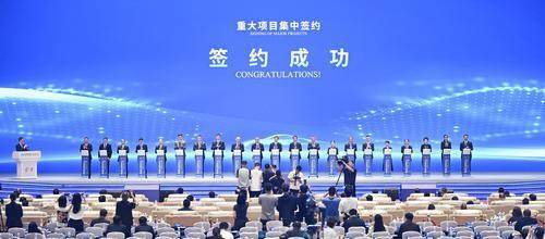 ▲2025年9月5日，重庆悦来国际会议中心，重大项目集中签约现场。记者 谢智强 张锦辉 摄