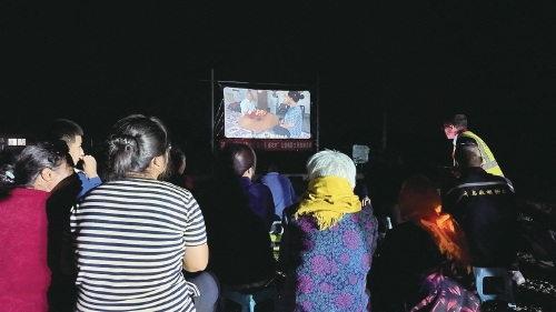 李成江给夏格庄镇村民放映电影 受访者供图