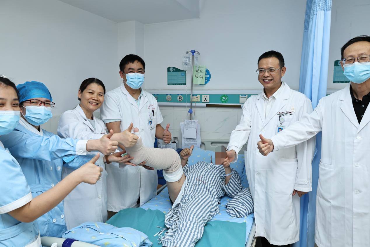 图为:患者为手术治疗效果点赞。