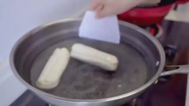 我家吃油条从来不用油炸，往滚烫开水一放真厉害，比油炸还香还脆