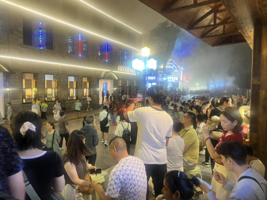 江西庐山一餐厅豪横免单超4000元