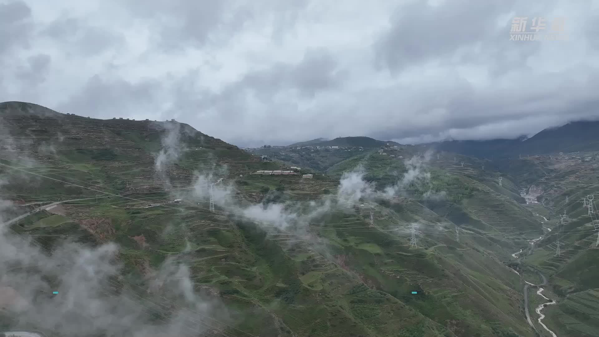 青海黄南：雨后秋雾入画来