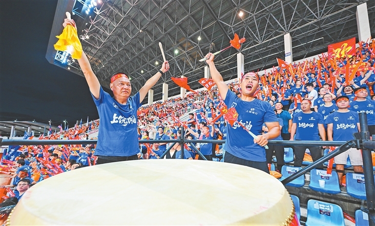 8月23日，上饶市体育中心迎来上饶队与景德镇队的比赛，现场球迷击鼓呐喊，欢呼声此起彼伏。