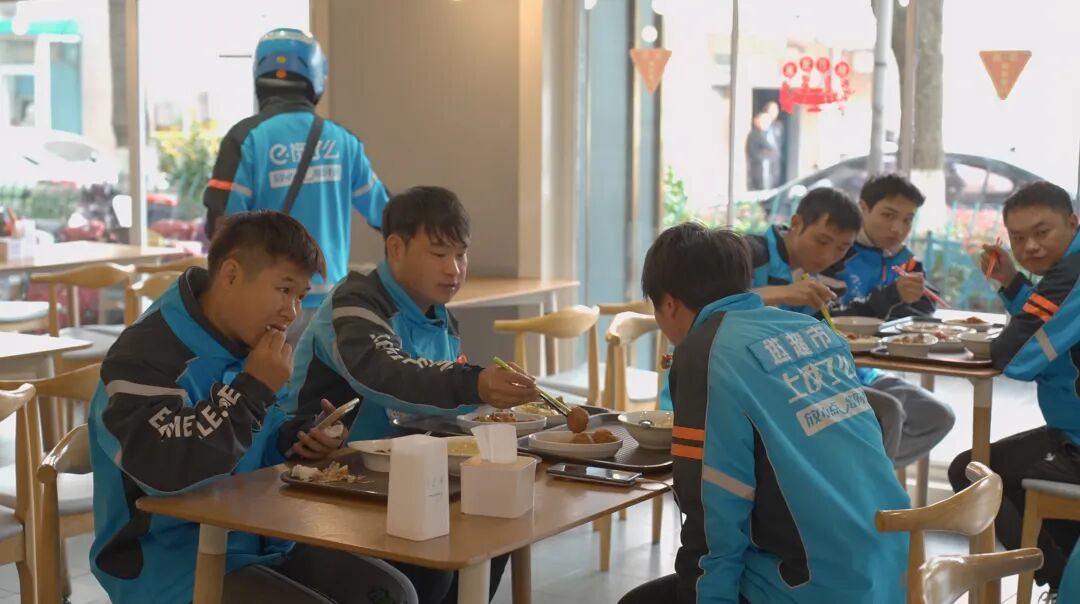 小哥们在爱心商家吃“爱新餐”。