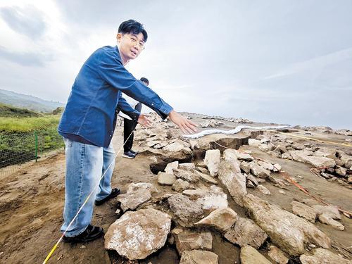 8月28日，龚湛清讲解宣化郑家沟遗址一号积石冢。本报记者 史晓多摄