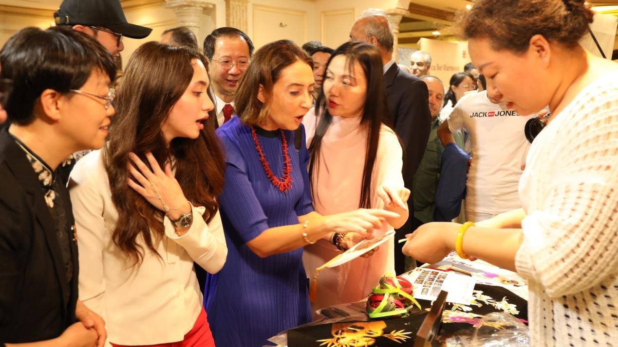 （唐彩萍在安曼为约旦王妃和公主及嘉宾现场制作麦秆画）