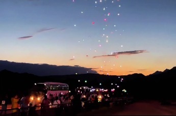 疑是银河落九天　原来无人机下班