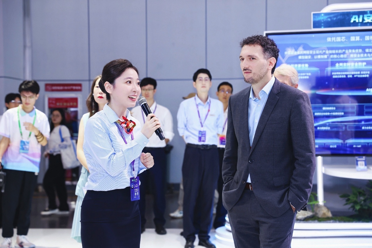 11国驻上海总领事馆领事官员一行嘉宾到访中国联通展区