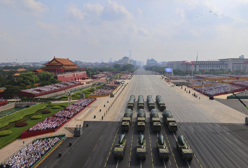 新华社照片，北京，2025年9月3日 9月3日，纪念中国人民抗日战争暨世界反法西斯战争胜利80周年大会在北京隆重举行。这是核导弹第二方队通过天安门广场。 新华社记者 刘续 摄