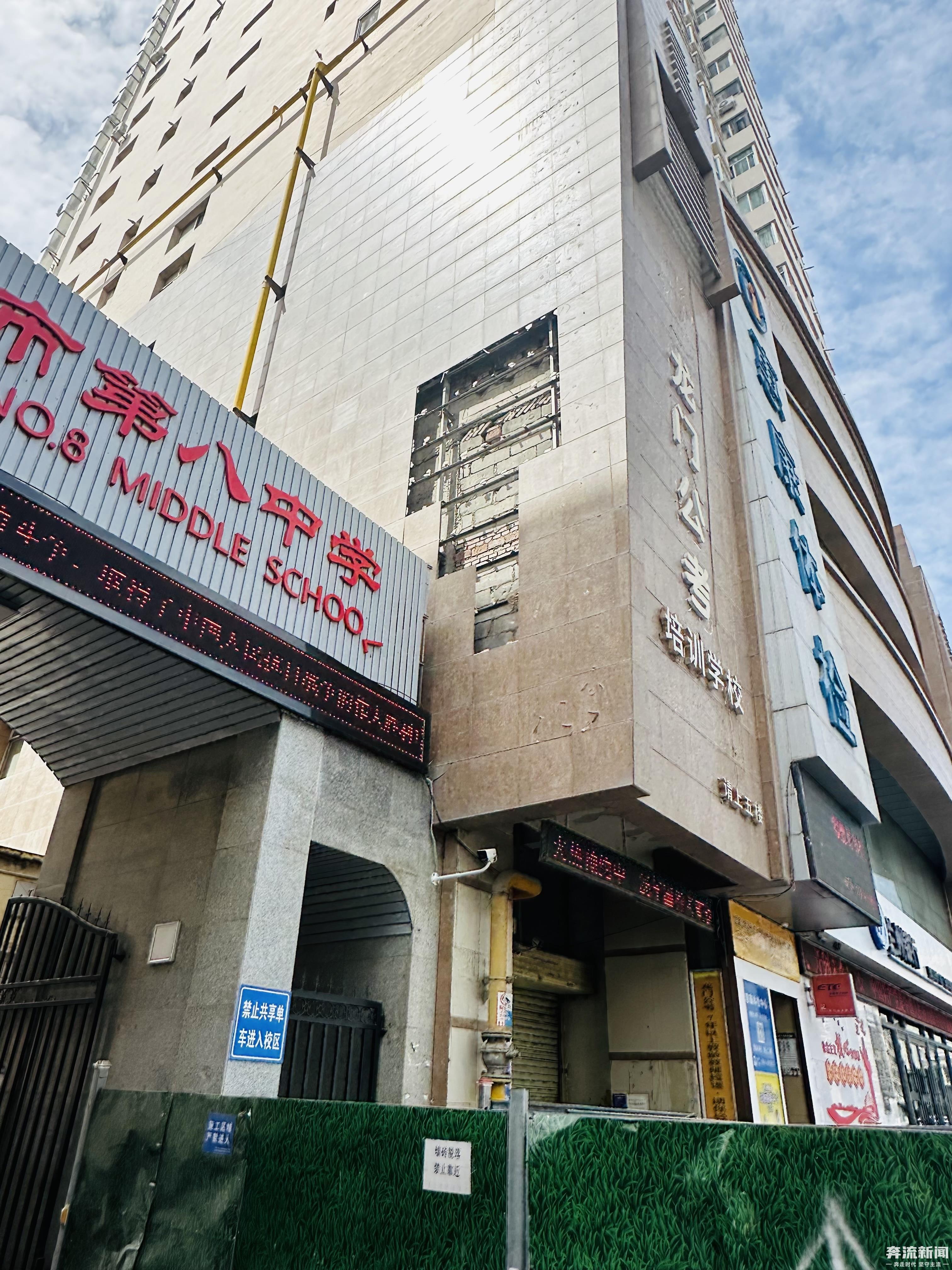 大厦外墙瓷砖脱落 学生行人通行存隐患