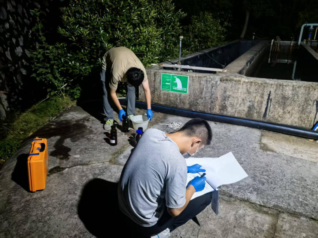 对西区污水处理厂进行采样