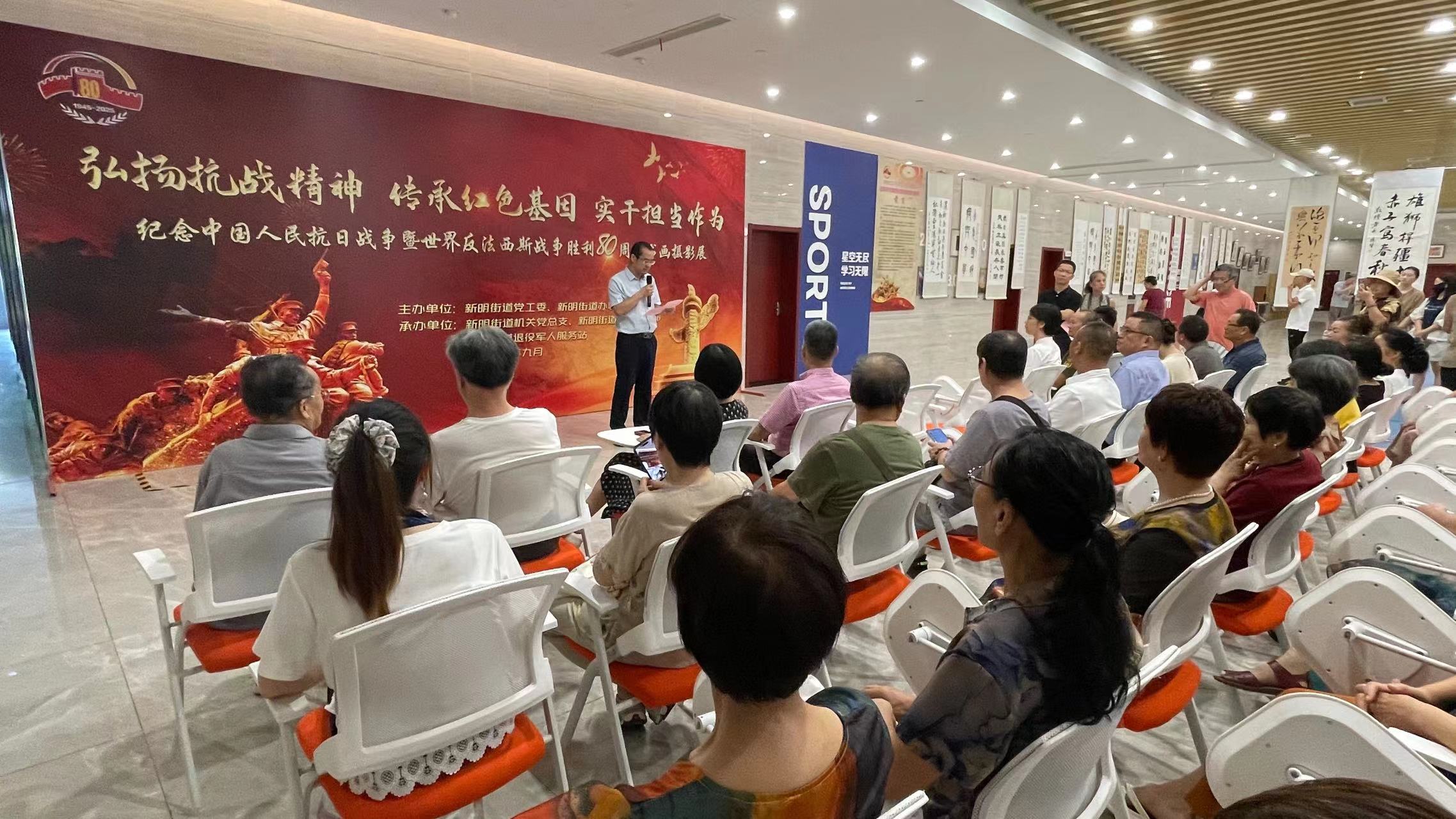 八旬老画家当“讲解员” 带居民沉浸式重温抗战书画展