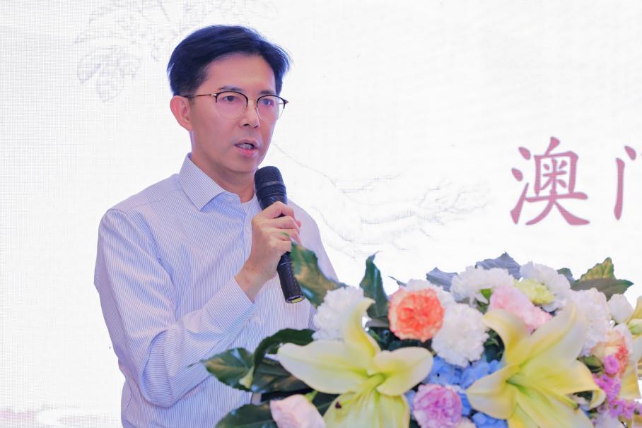 图:澳门中医药学会会长石崇荣