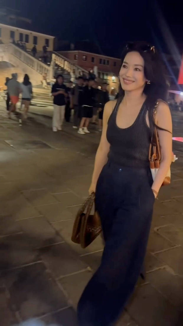 舒淇漫步在街头，迷人洒脱。