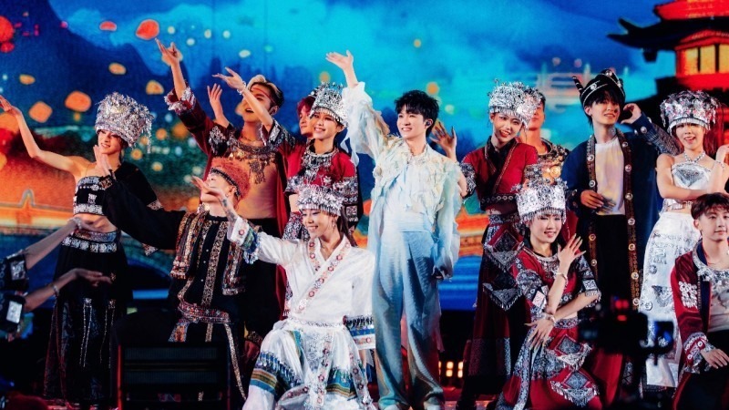 周深「深深的」巡回演唱会贵阳站落幕 七夕限定 家乡夜晚被歌声与烟火点亮封面图