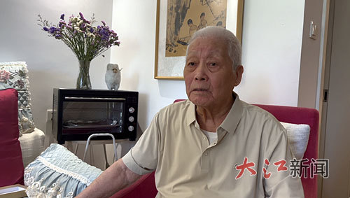 易安華之子易豪雄接受采訪。本報(bào)全媒體記者 康春華攝