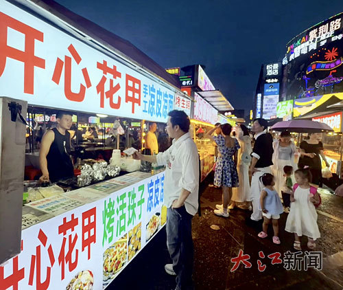 本报全媒体记者曾悦之在紫荆夜市采访。通讯员 李泱艺摄
