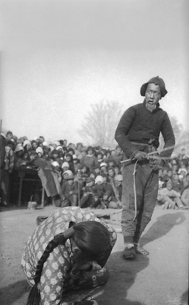 1941年，街头剧《放下你的鞭子》演出。