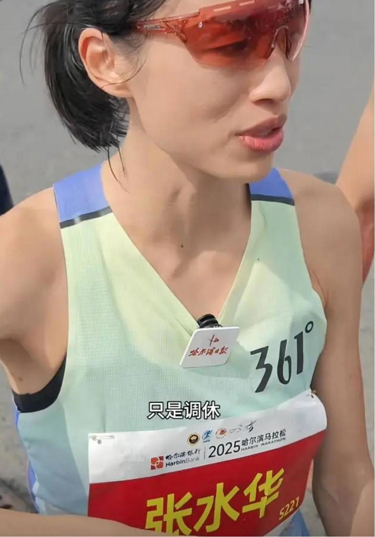 “最快女护士”张水华正接受媒体记者采访