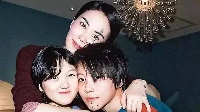 王菲陪伴李嫣术后返京，母女情深引关注