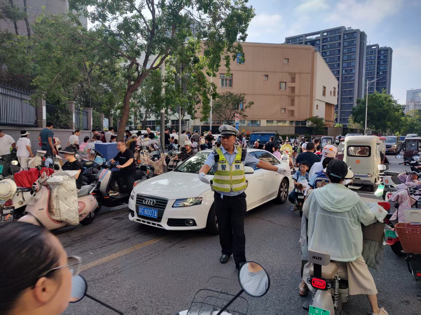 开学啦！徐州交警点亮平安成长路