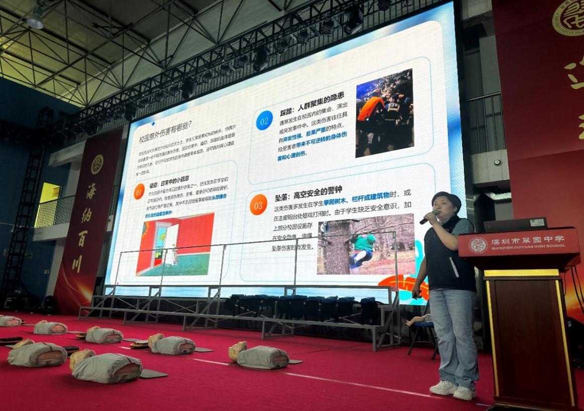 图2：安全导师讲解校园安全知识