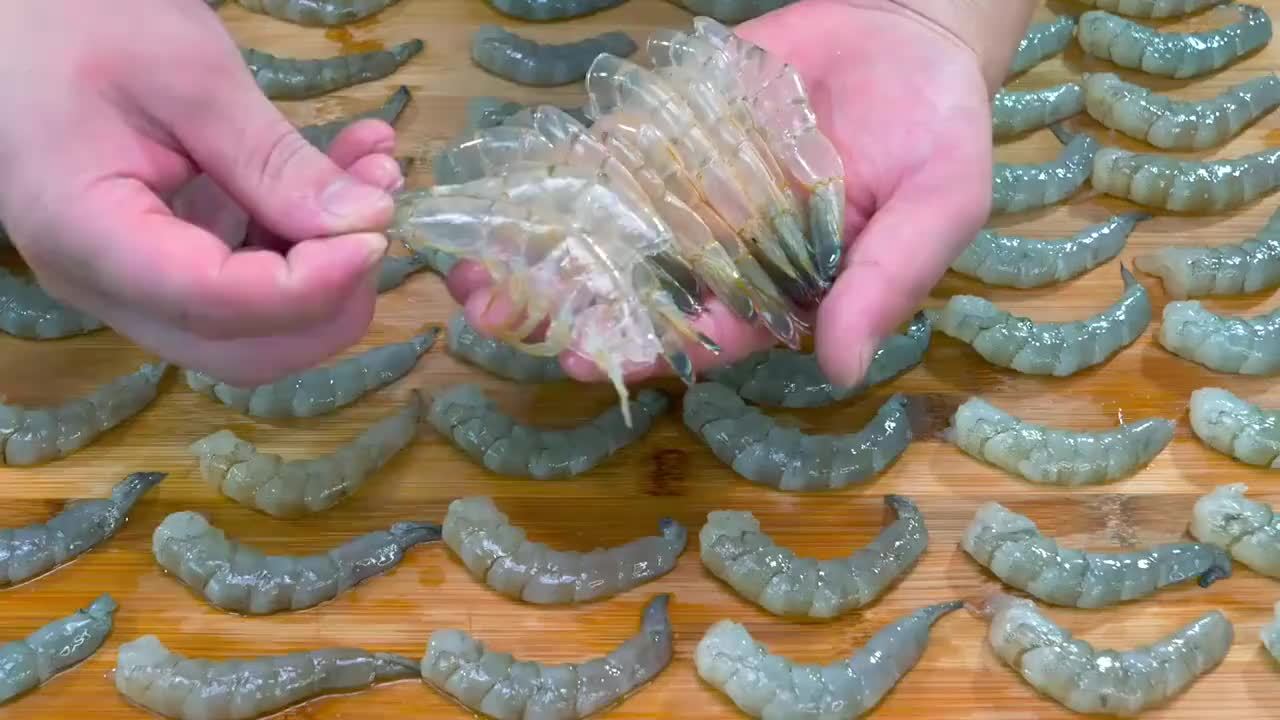 原来大虾身上有个小机关，轻轻一拉，虾壳完整脱落，2秒1个，牛