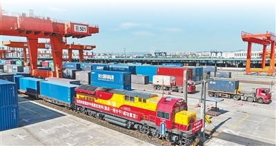 一列中亚班列从重庆团结村中心站驶出。芶菱悦摄(人民视觉)