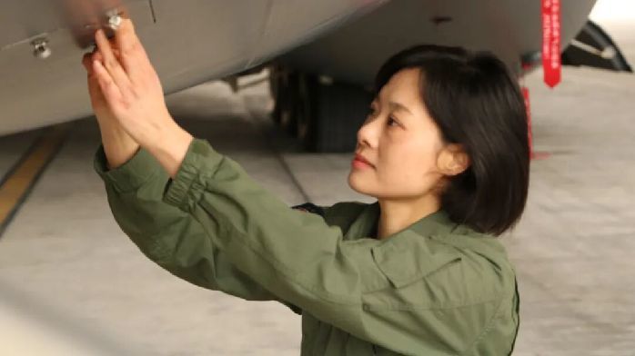最帅女机长,背后有个全国最美家庭_凤凰网