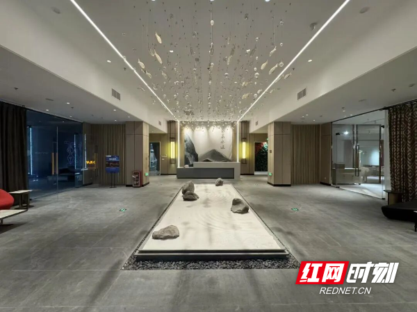 总投资10亿元的蓝风微短剧基地填补了中南地区规模化拍摄空白。