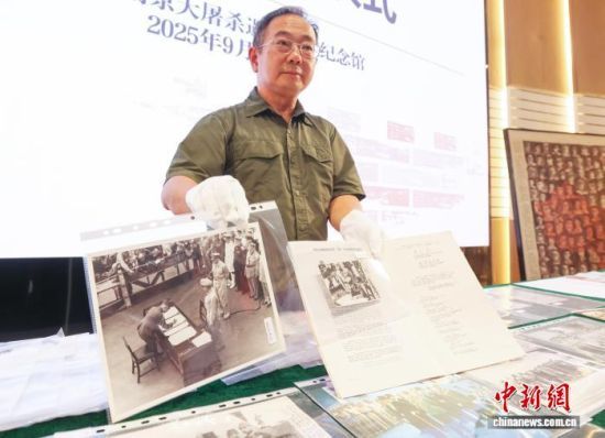 9月2日，美籍华人鲁照宁向侵华日军南京大屠杀遇难同胞纪念馆捐赠文物史料114件(套)。中新社记者 泱波 摄