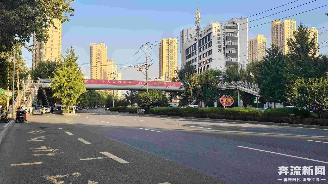 大厦外墙瓷砖脱落 学生行人通行存隐患