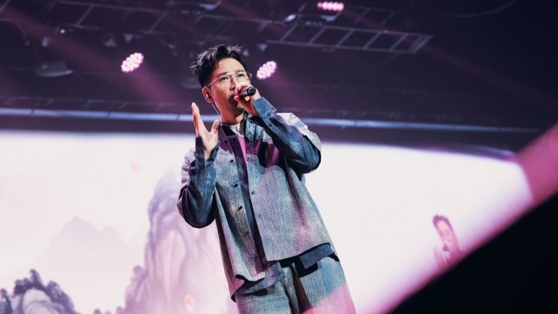 何晟铭上海开唱《爱的供养》 “白月光”热梗掀回忆热潮封面图