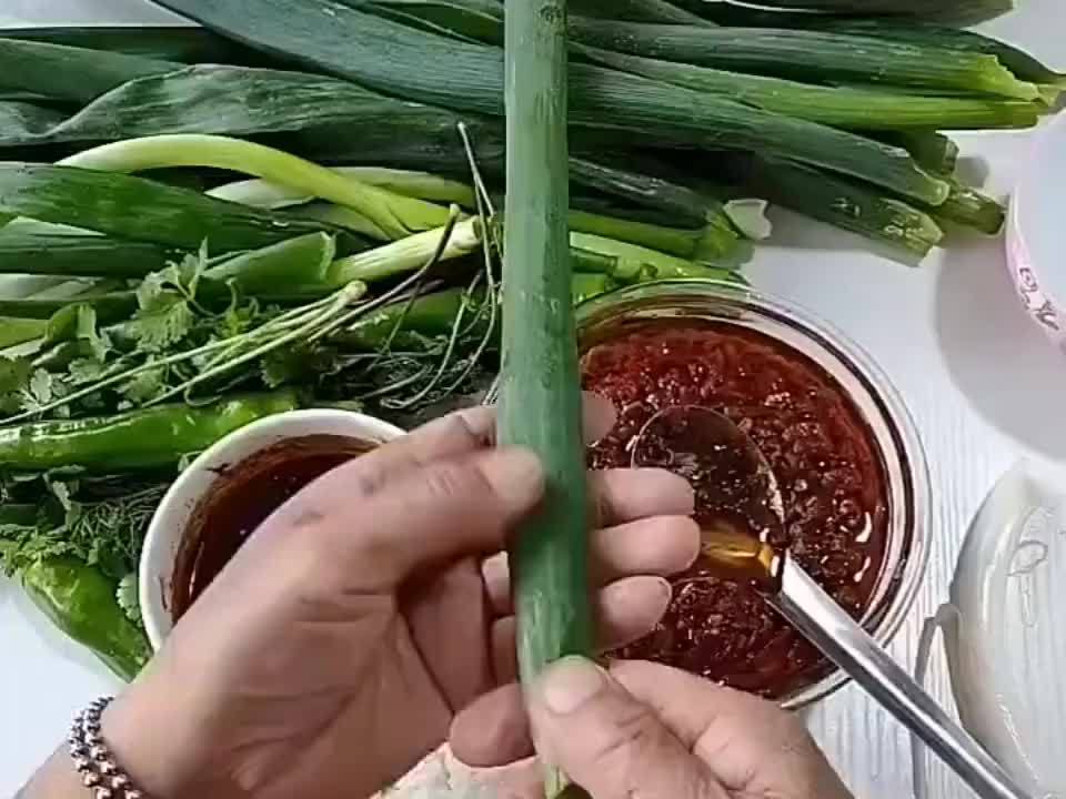 东北人都这样吃大葱蘸大酱的嘛