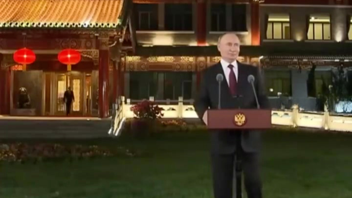 普京在北京钓鱼台召开记者会，出场满满中国风，身后大红灯笼很醒目