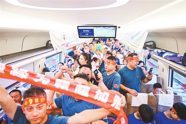 8月10日14时34分，1100余名球迷乘坐G9813次赣超球迷专列从庐山站出发。