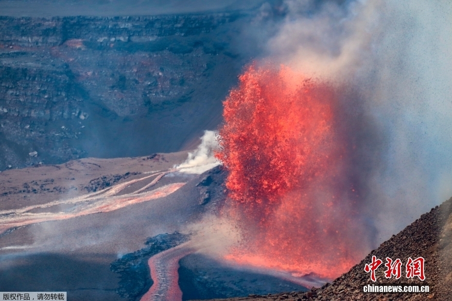 美国夏威夷基拉韦厄火山爆发 岩浆喷涌浓烟弥漫