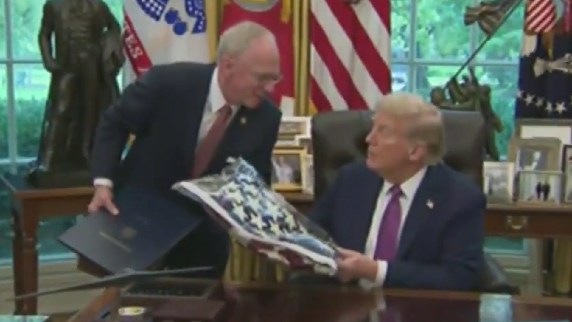 尴尬一幕！特朗普误将美国国旗当毯子：“我晚上可以用”