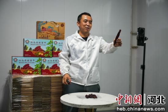 图为任丘市于村镇东黄垒村二迁家红薯干厂，工作人员正在直播卖货。 韩慧峰 摄