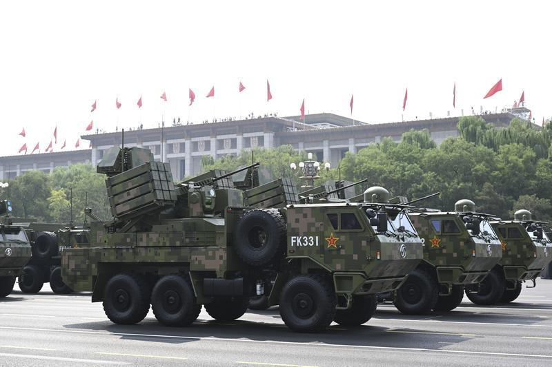 新华社照片，北京，2025年9月3日 9月3日，纪念中国人民抗日战争暨世界反法西斯战争胜利80周年大会在北京隆重举行。这是反无人机方队接受检阅。新华社记者 杨冠宇 摄