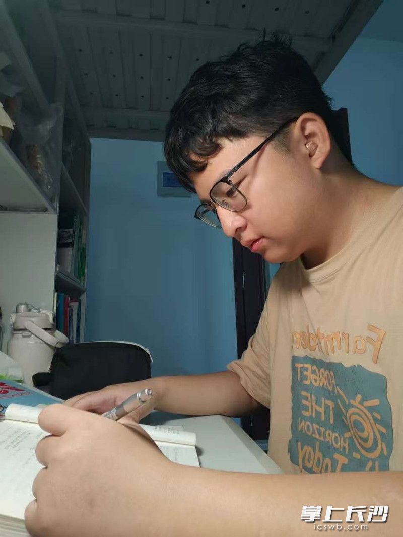 进入大学的王泉臻开始了紧张的学习生活。均为受访者供图