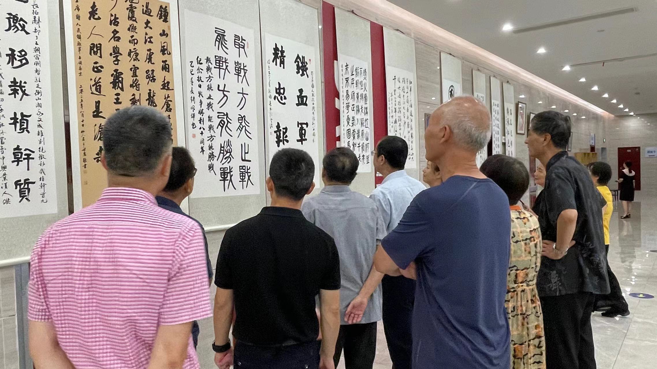 八旬老画家当“讲解员” 带居民沉浸式重温抗战书画展