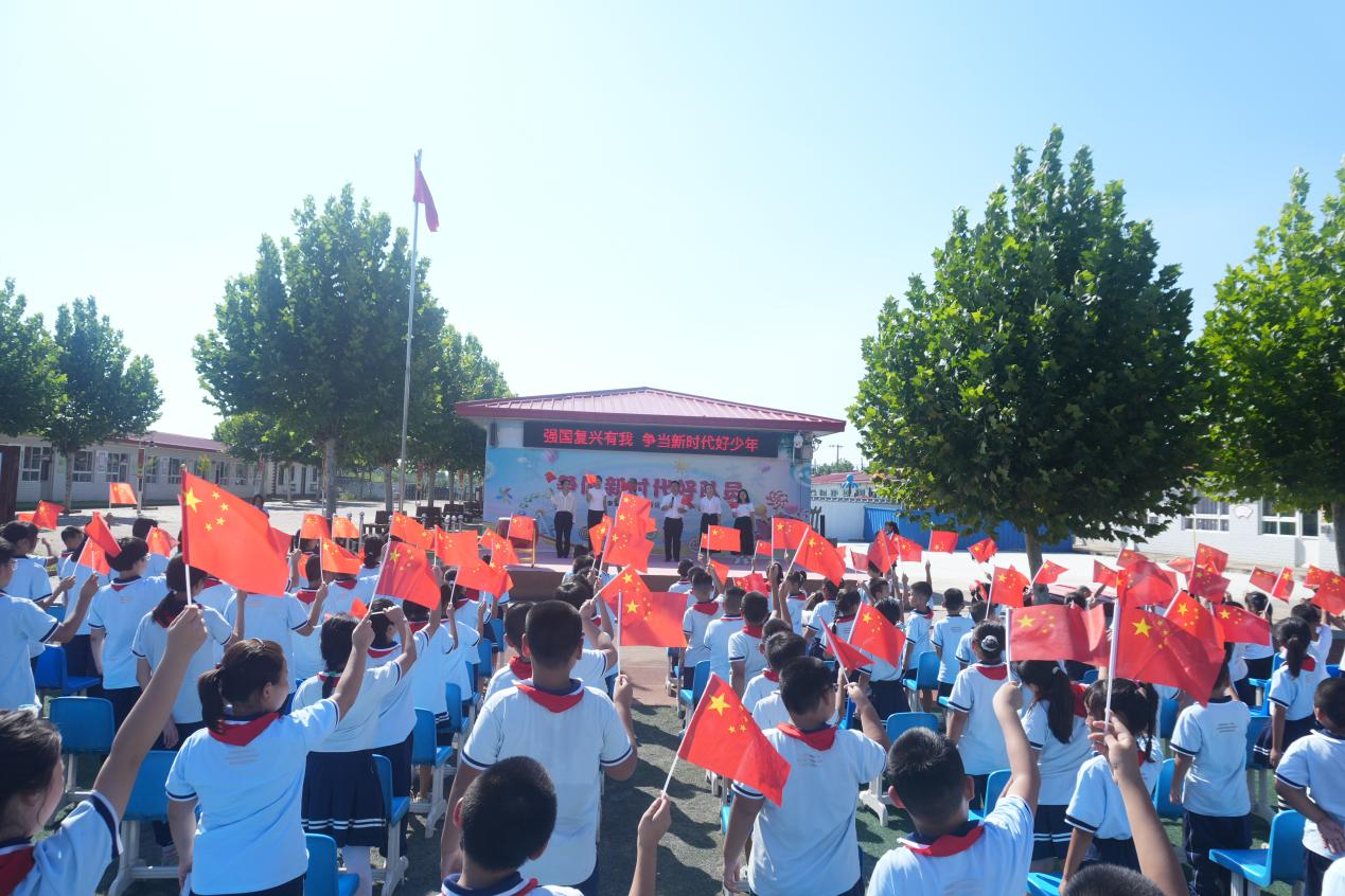 (图为党员老师合唱 朱李男摄）