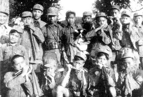 新四軍戰地服務團兒童隊的小樂隊。