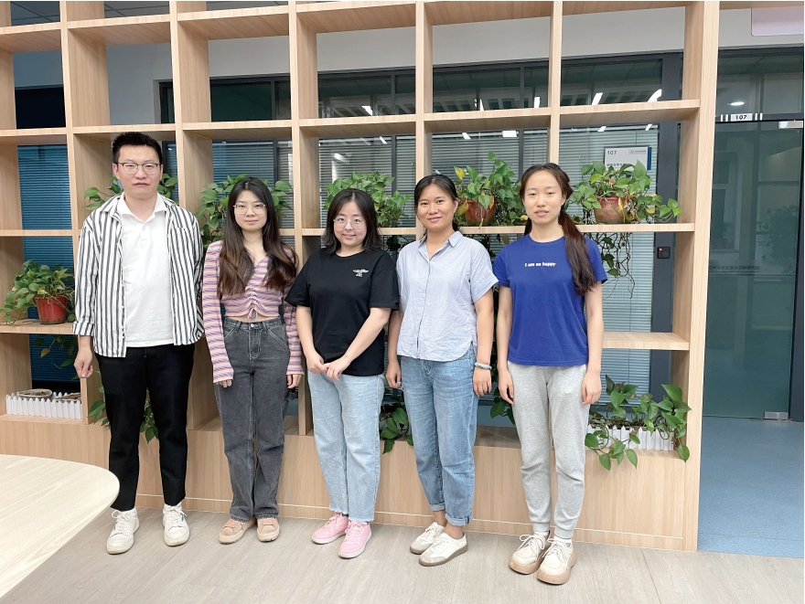 张凤与学生的合影