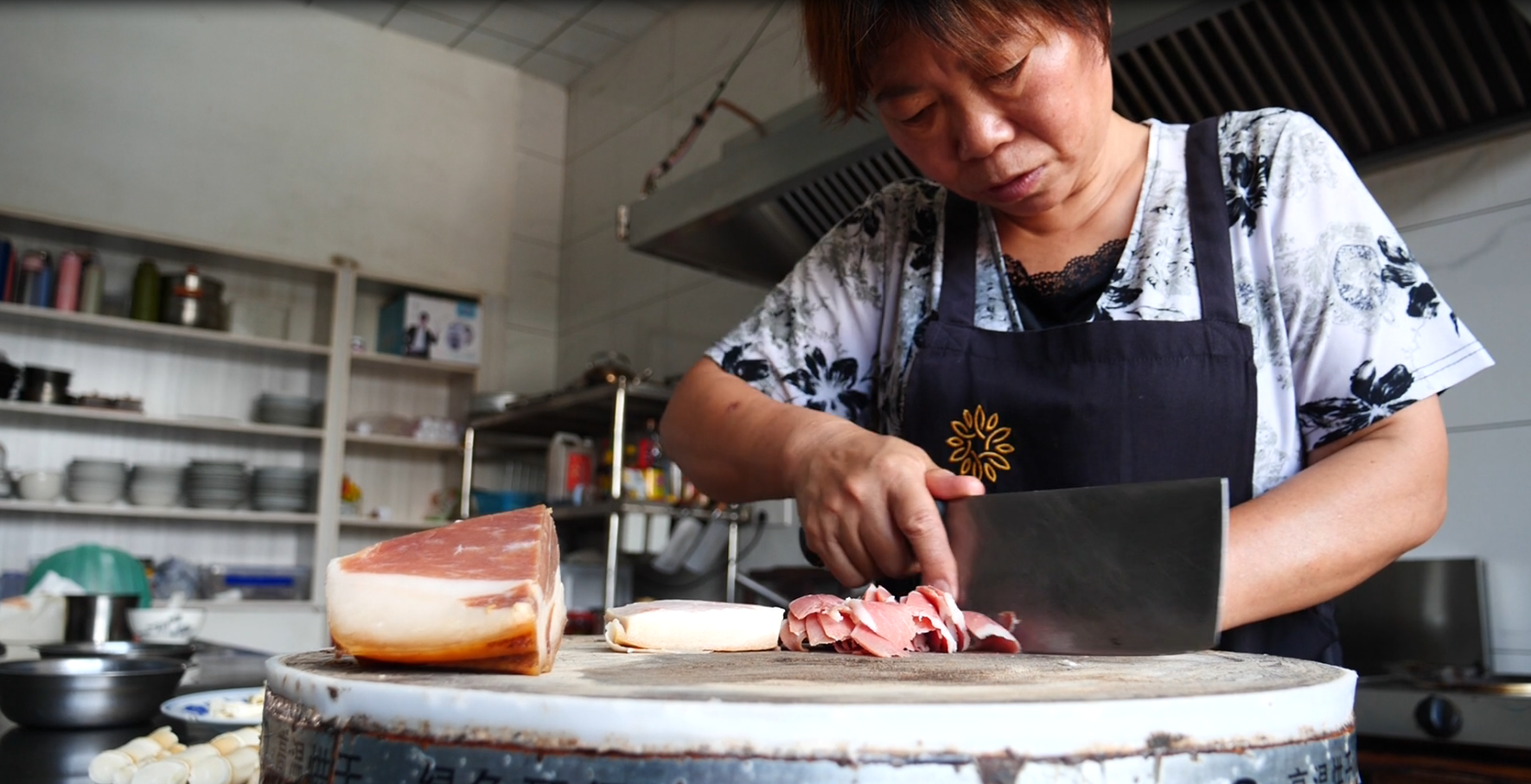 安徽休宁：鞭笋辣椒炒腊肉 鲜辣脆爽好滋味
