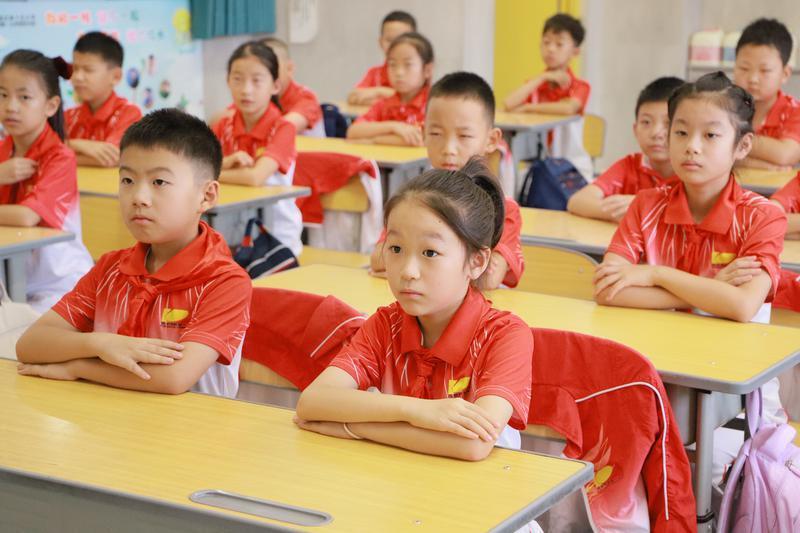 高新十五小的孩子们在教室观看直播。记者 程静摄