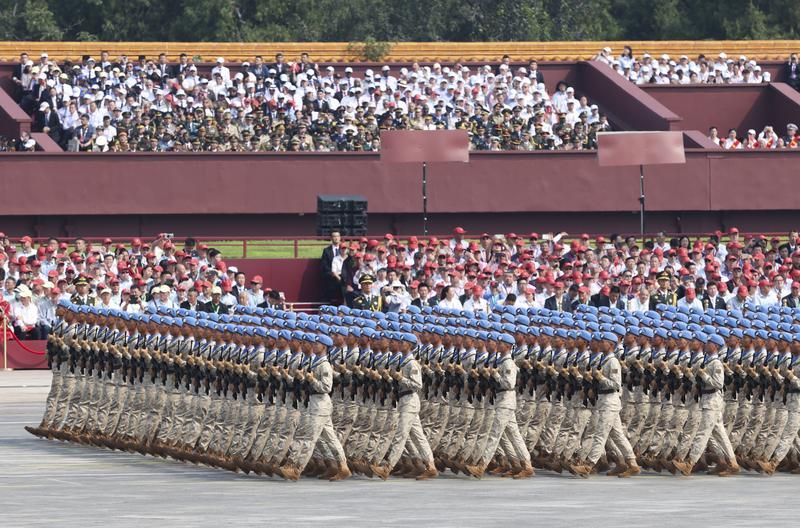 新华社照片，北京，2025年9月3日 9月3日，纪念中国人民抗日战争暨世界反法西斯战争胜利80周年大会在北京隆重举行。这是维和部队方队通过天安门广场。 新华社记者 刘颖 摄