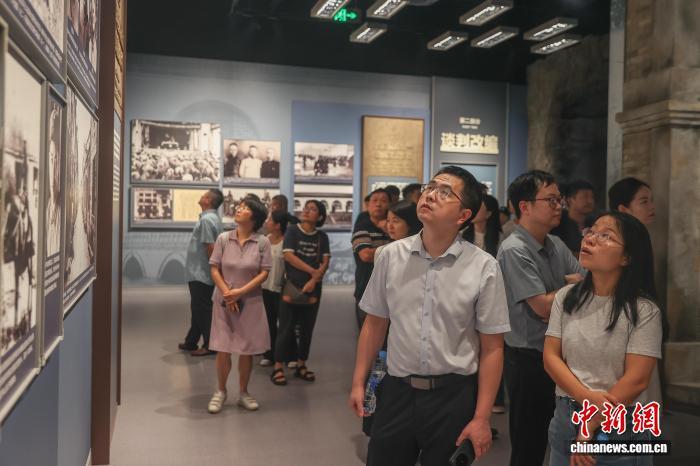9月2日，江西南昌，民眾在參觀展覽《鐵軍出征》。中新社記者 劉力鑫 攝